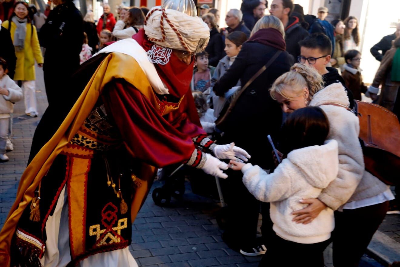 Niños y niñas de Dénia entregan sus cartas a los Carteros Reales de los Reyes Magos de Oriente (2)