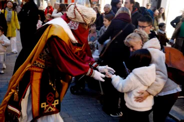 Niños y niñas de Dénia entregan sus cartas a los Carteros Reales de los Reyes Magos de Oriente (2)