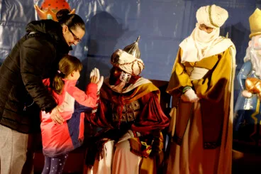 Niños y niñas de Dénia entregan sus cartas a los Carteros Reales de los Reyes Magos de Oriente (21)
