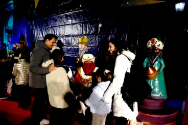 Niños y niñas de Dénia entregan sus cartas a los Carteros Reales de los Reyes Magos de Oriente (23)