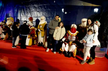Niños y niñas de Dénia entregan sus cartas a los Carteros Reales de los Reyes Magos de Oriente (26)