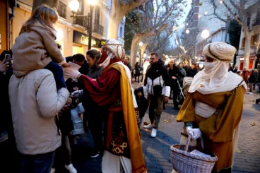 Niños y niñas de Dénia entregan sus cartas a los Carteros Reales de los Reyes Magos de Oriente (3)