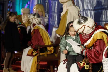 Niños y niñas de Dénia entregan sus cartas a los Carteros Reales de los Reyes Magos de Oriente (30)