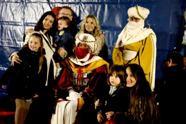 Niños y niñas de Dénia entregan sus cartas a los Carteros Reales de los Reyes Magos de Oriente (32)