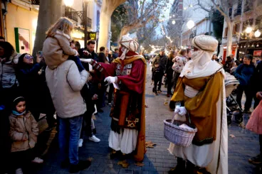 Niños y niñas de Dénia entregan sus cartas a los Carteros Reales de los Reyes Magos de Oriente (4)