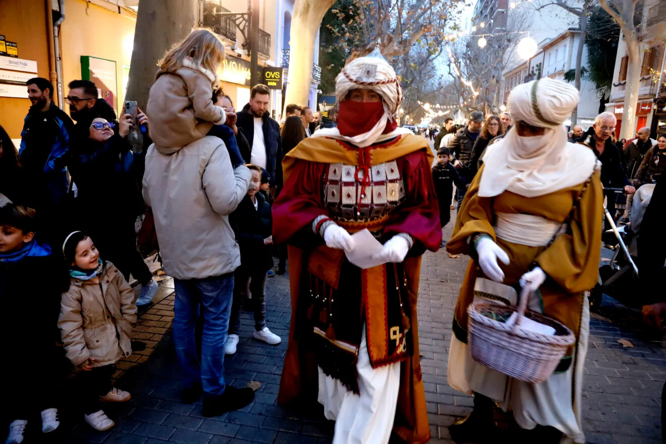 Niños y niñas de Dénia entregan sus cartas a los Carteros Reales de los Reyes Magos de Oriente (5)