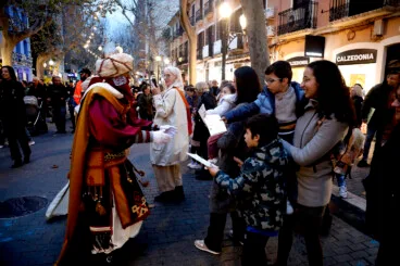 Niños y niñas de Dénia entregan sus cartas a los Carteros Reales de los Reyes Magos de Oriente (6)