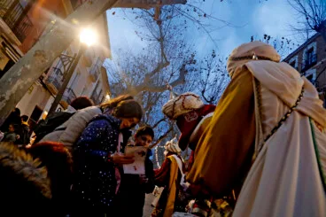 Niños y niñas de Dénia entregan sus cartas a los Carteros Reales de los Reyes Magos de Oriente (8)