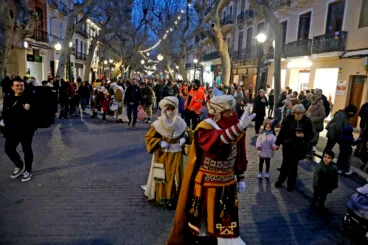 Niños y niñas de Dénia entregan sus cartas a los Carteros Reales de los Reyes Magos de Oriente (9)