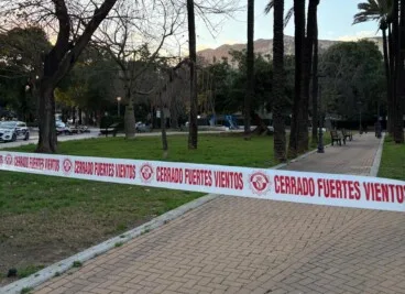 Dénia cierra diversos espacios públicos tras elevarse a naranja la alerta por viento 2 parque de jaume i cerrado por fuerte viento archivo