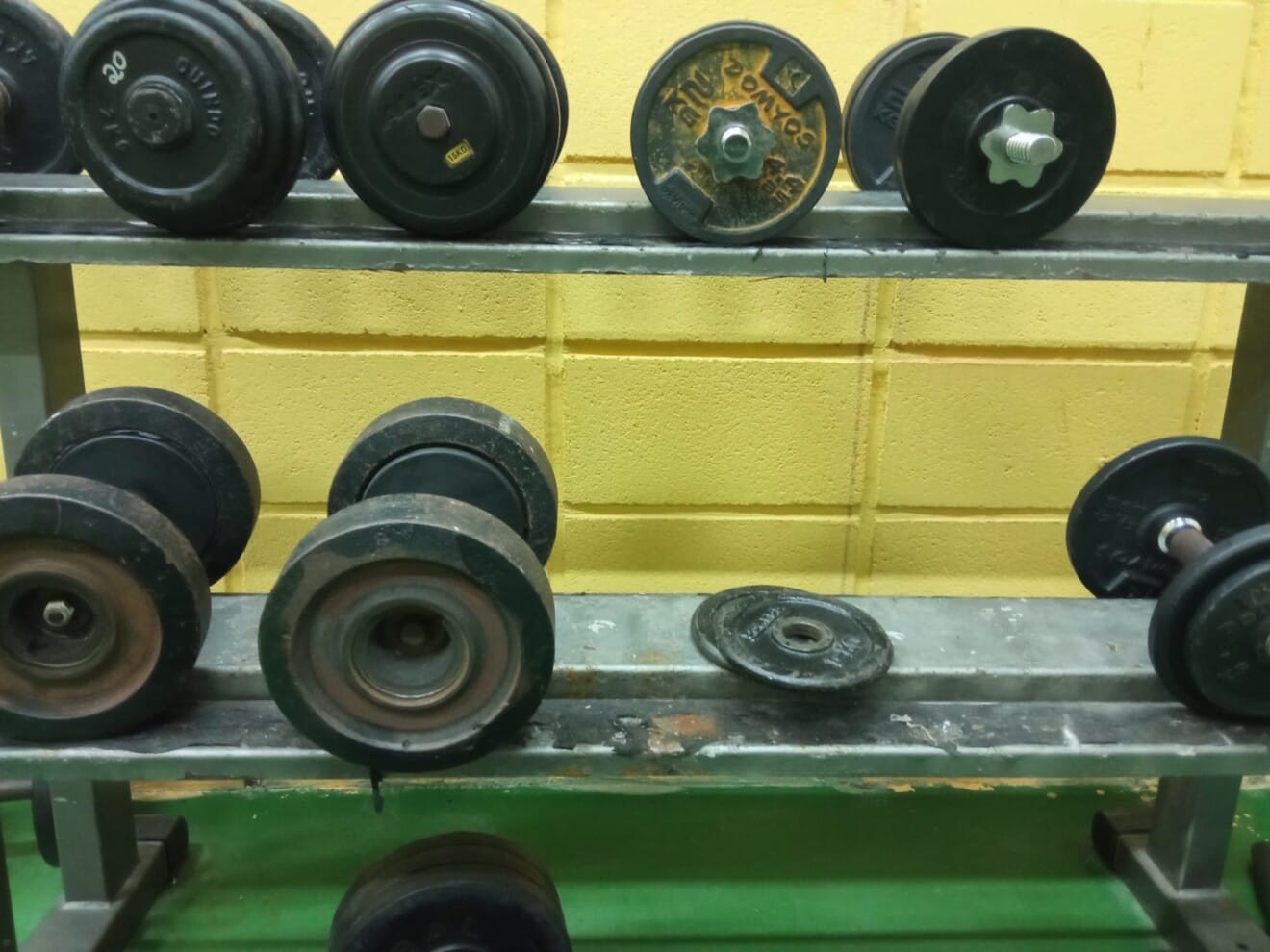 Pesas y material deportivo visiblemente deteriorados en una de las instalaciones municipales donde se desarrolla el programa En Moviment.