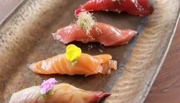 Platos asiáticos con presentación contemporánea