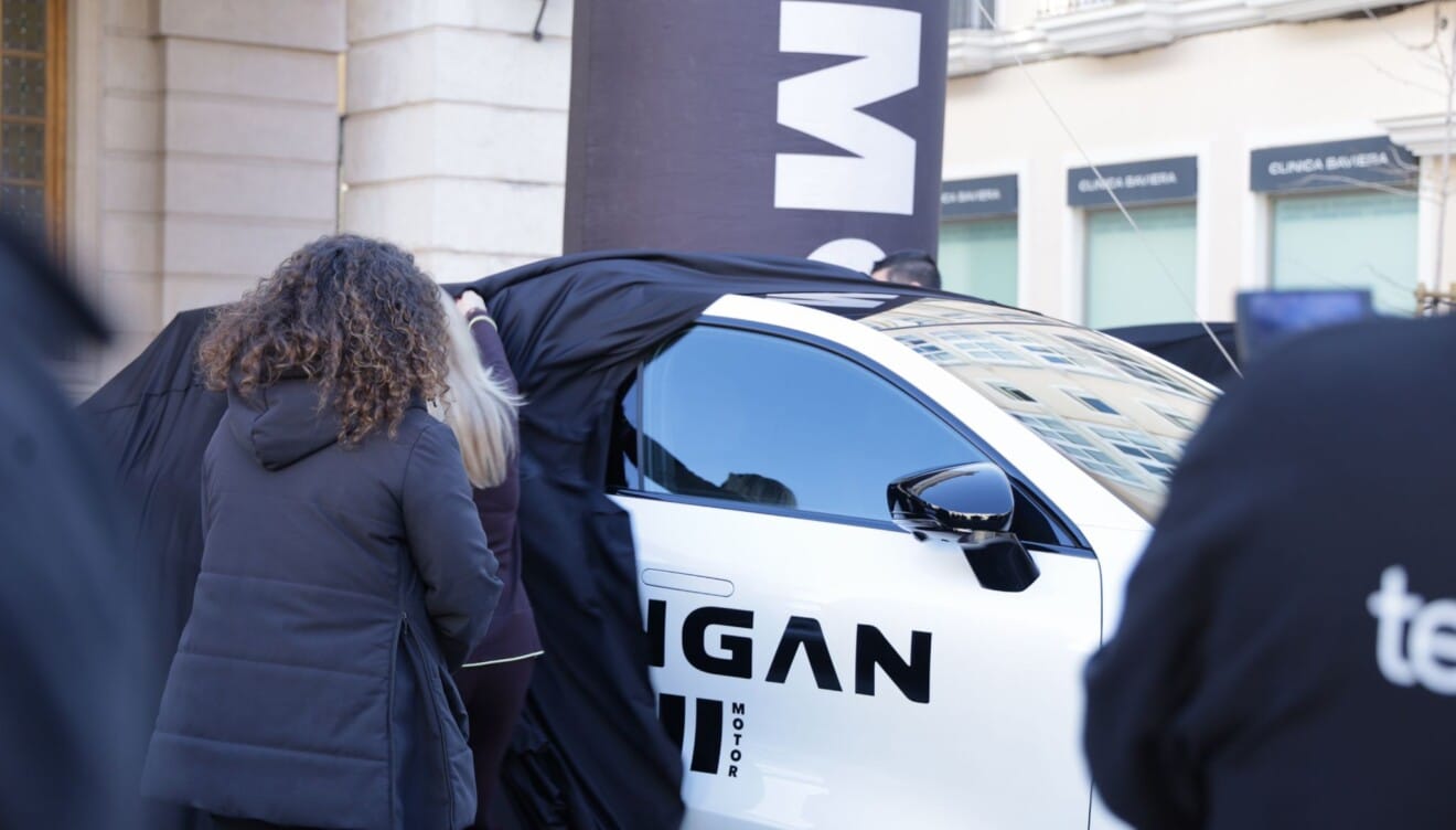 Presentación del modelo CHANGAN en la Plaça Major de Gandia