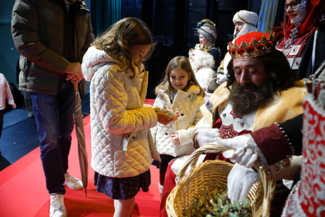 recepcion de los reyes magos en el centro social de denia 39