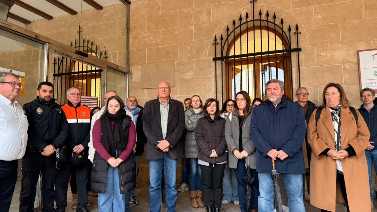 Representantes municipales y vecinos participan en el acto de condolencia convocado bajo el Ayuntamiento de Dénia