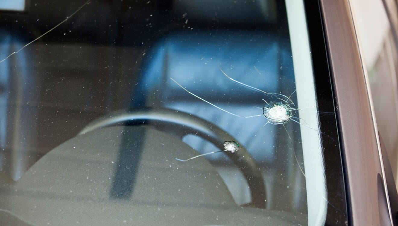 ¿Sabías que una luna rota en tu coche puede ponerte en peligro