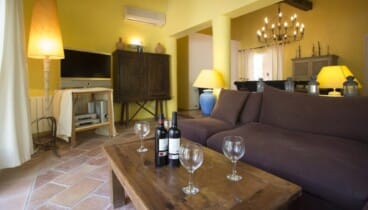 Sala d'estar amb aire condicionat i espai per relaxar-se en família