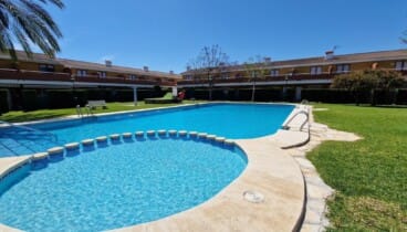 Urbanización cerrada con piscina y parking en El Alfar