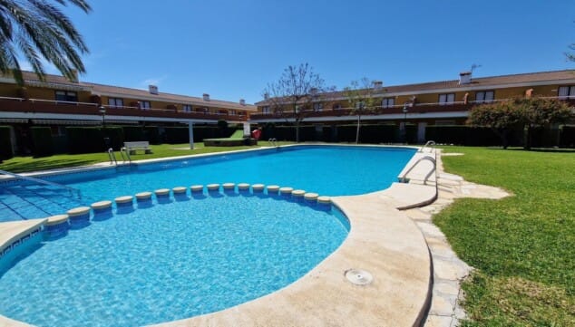 urbanizacion cerrada con piscina y parking en el alfar