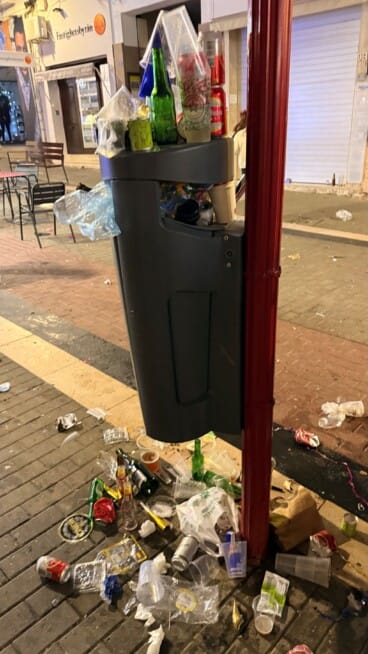 Vecinos y visitantes denuncian la ausencia de contenedores cercanos durante la celebración
