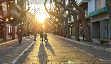 El Ayuntamiento de Dénia levanta la restricción de terrazas tras los datos meteorológicos 9 viandantes y ciclista en marques de campo