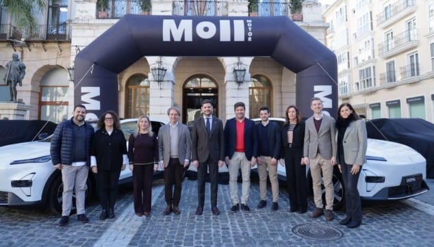 Imagen: Victor Moll y Javier Moll junto al Alcalde de Gandía, Jose Manuel Prieto, y autoridades municipales de la ciudad