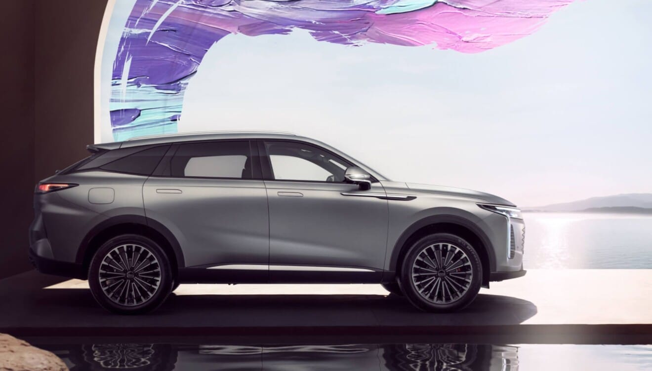 Vista exterior del OMODA 9 SHS con diseño deportivo y líneas modernas