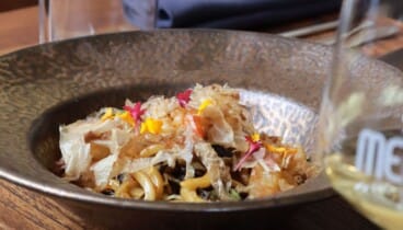 Vista nocturna del restaurante en el puerto deportivo