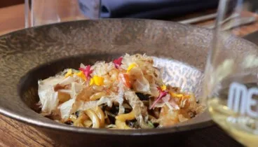 Vista nocturna del restaurante en el puerto deportivo