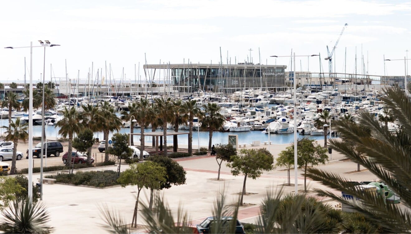 Vistas impresionantes al puero de Dénia mientras disfrutas de una experiencia gastronómica de Estrella Michelin