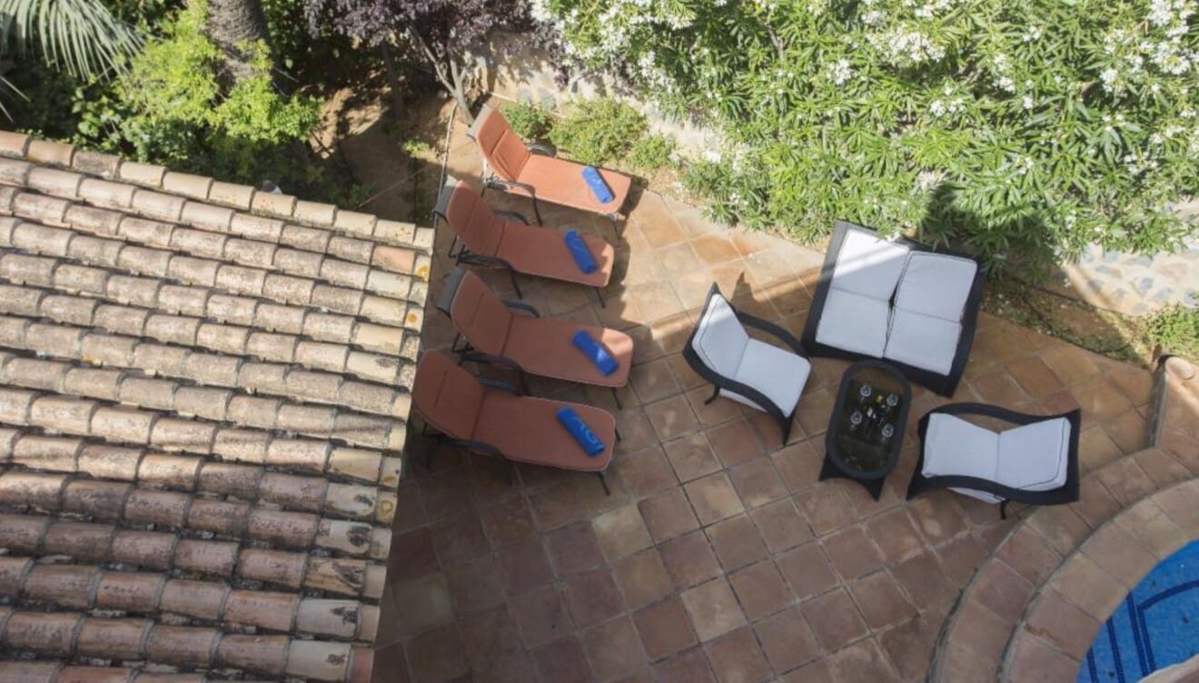 Zona Exterior con Piscina, Césped y Mobiliario para Vivir al Aire Libre