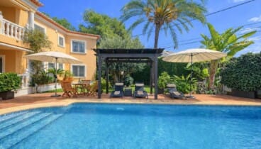Acceso cómodo a la piscina privada desde la zona principal de la parcela