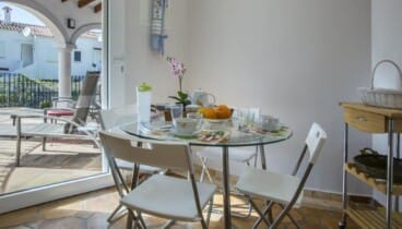 Acceso directo desde la cocina a la terraza cubierta y el comedor exterior