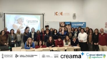 alumnado del taller de empleo marina alta xiv durante la charla de sensibilizacion sobre el cancer infantil impartida por aspanion en las instalaciones de creama benissa