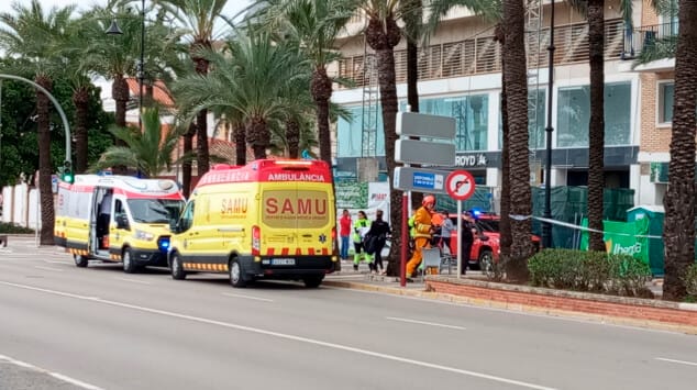 ambulancia samu y svb atendiendo a los afectados por el incendio en la vivienda de la explanada cervantes de denia