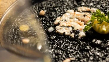 Arroz negro tradicional en el puerto de Dénia en Restaurante Balandros