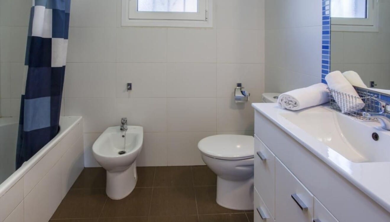 Baño familiar completo con lavabo y ducha para los huéspedes