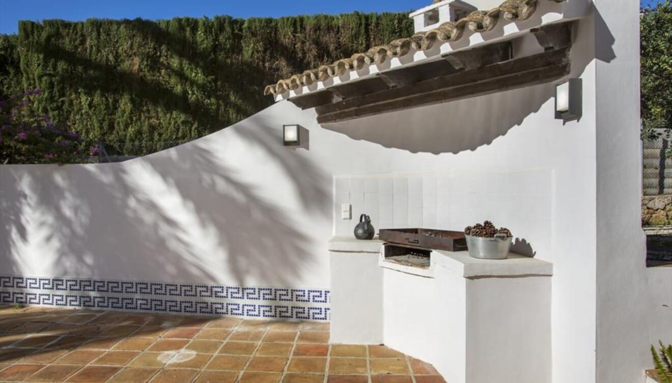 Barbacoa de obra en la zona exterior para cenas de verano