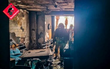 Bomberos revisan el interior de la vivienda incendiada