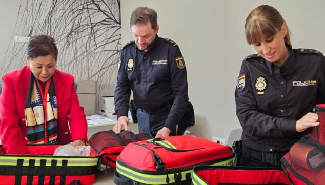 HCB Dénia impulsa la respuesta sanitaria inmediata de la Policía Nacional con la entrega de tres botiquines profesionales 4 botiquines profesionales de primeros auxilios donados por hcb denia a la policia nacional