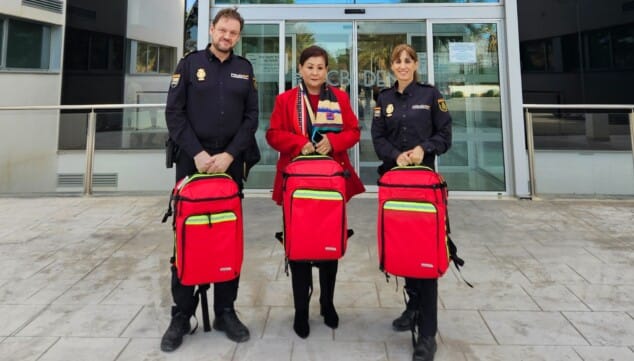 HCB Dénia impulsa la respuesta sanitaria inmediata de la Policía Nacional con la entrega de tres botiquines profesionales 5 carlos nieto ana vasbinder y caterina de francisco durante el acto de entrega en denia