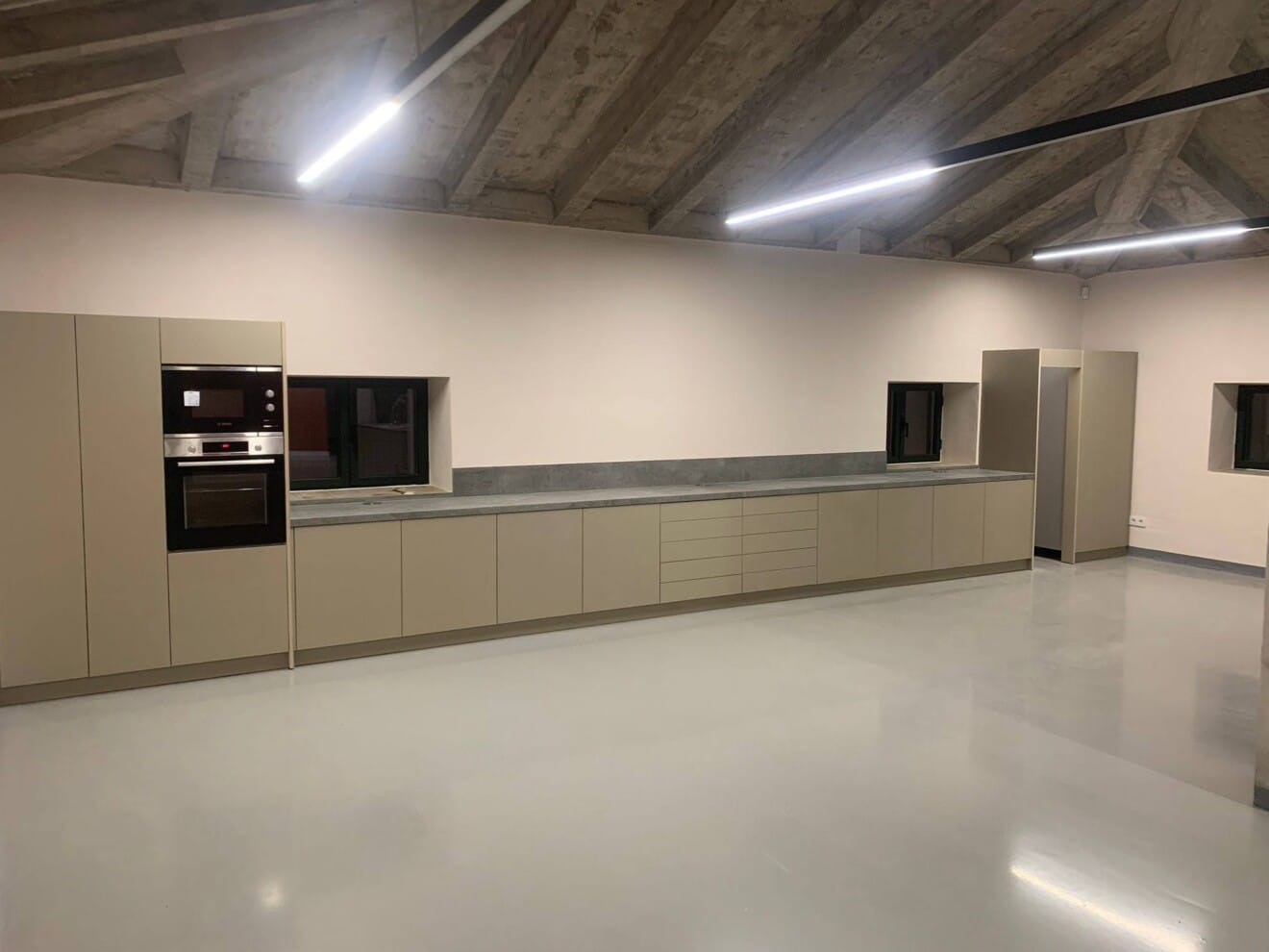Cocina docente en instalación, con la línea de trabajo y hornos ya montados
