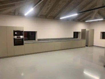 Cocina docente en instalación, con la línea de trabajo y hornos ya montados