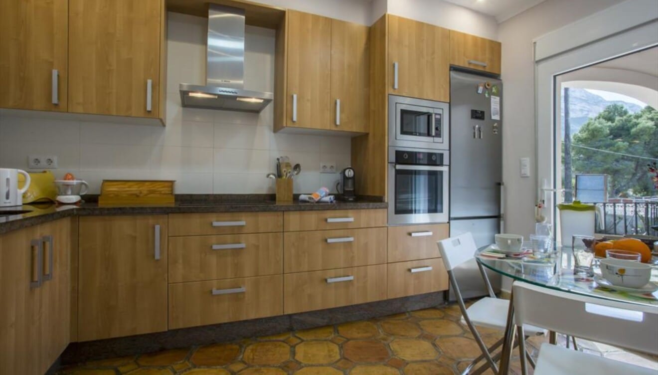 Cocina independiente totalmente equipada con electrodomésticos modernos