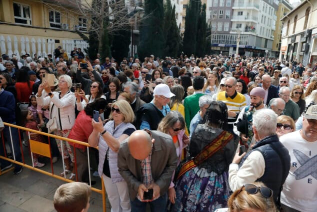 Imagen: Decenas de nacionalidiades unidas en una fiesta de Dénia
