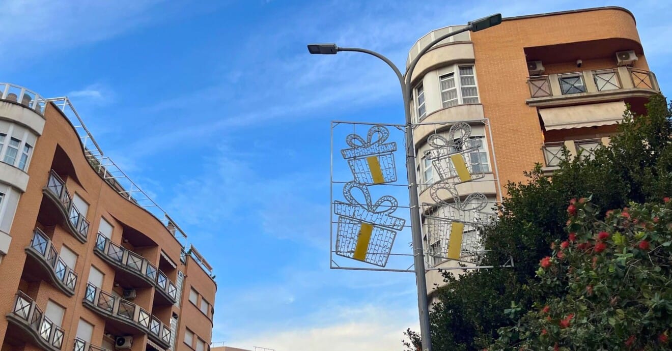 El alumbrado navideño sigue colgado en algunas calles de Dénia pese a haber pasado casi un mes desde el final de las fiestas