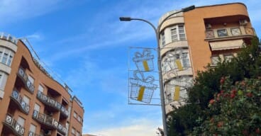 El alumbrado navideño sigue colgado en algunas calles de Dénia pese a haber pasado casi un mes desde el final de las fiestas