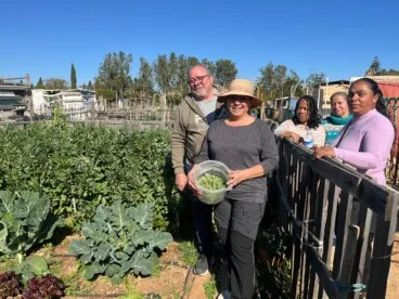 el alumnado de la escuela de adultos ramon ortega durante la visita a los huertos urbanos de denia 1