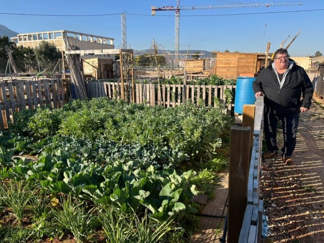 el alumnado de la escuela de adultos ramon ortega durante la visita a los huertos urbanos de denia 2