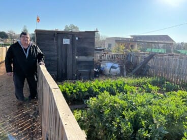 El alumnado de la Escuela de Adultos Ramón Ortega durante la visita a los huertos urbanos de Dénia (5)